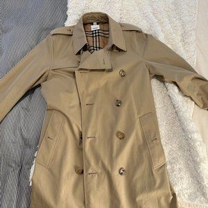 Burberry Short Wimbledon Trench Coat Size 48 (38 US) in Honey
